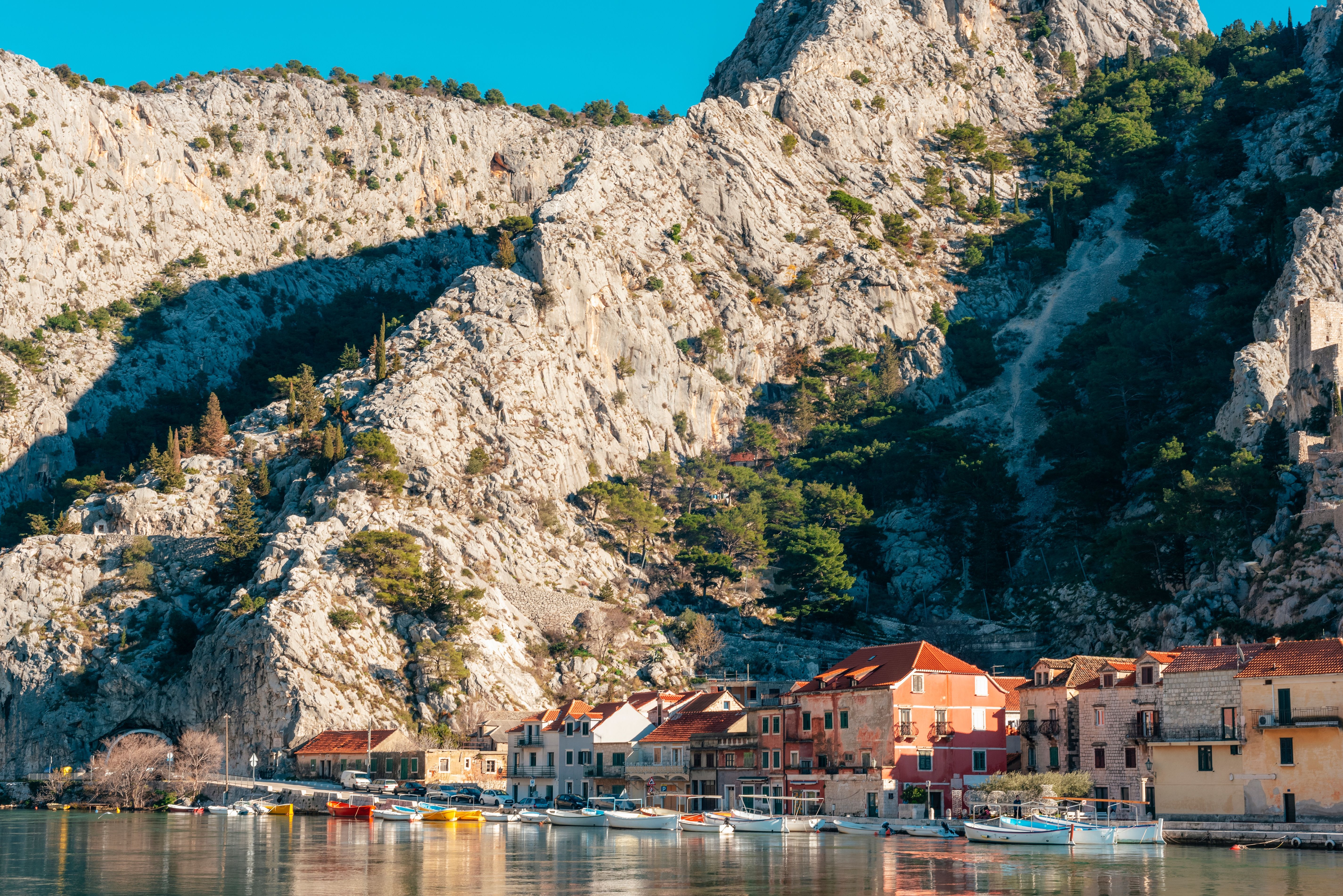 Cetina se vléva do Jadranu u města Omiš Cetina se vléva do Jadranu u města Omiš